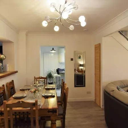 Mikes At Menai - Stylish & Spacious 3 Bed House In Menai Bridge. Exterior photo
