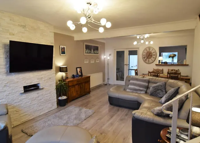 Mikes At Menai - Stylish & Spacious 3 Bed House In Menai Bridge.