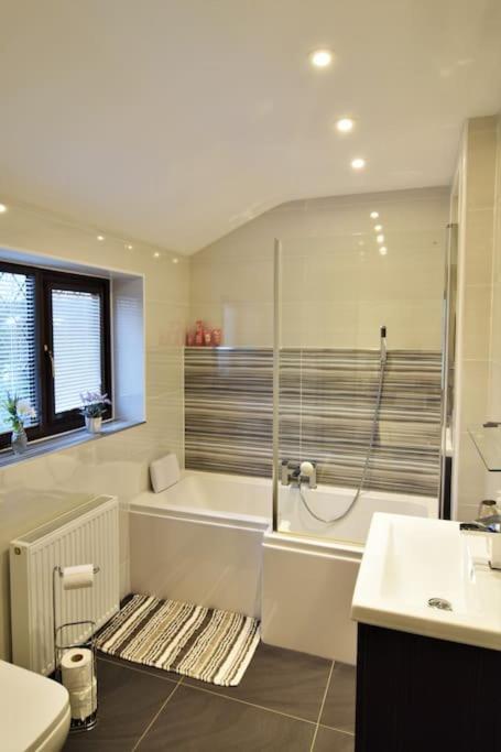 Mikes At Menai - Stylish & Spacious 3 Bed House In Menai Bridge. * Menai Bridge