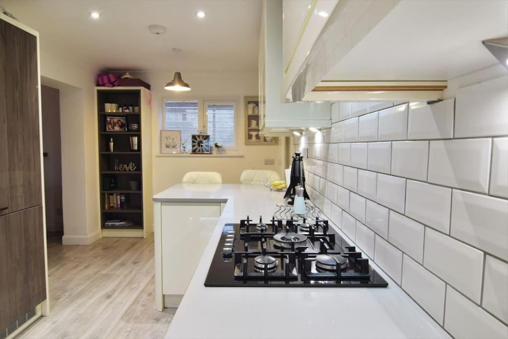 Mikes At Menai - Stylish & Spacious 3 Bed House In Menai Bridge. Holiday home *